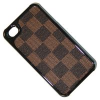 Чехол для Apple iPhone 4 пластиковый с кожзаменителем дизайн LV <коричневый> ― OnlineBazar.su